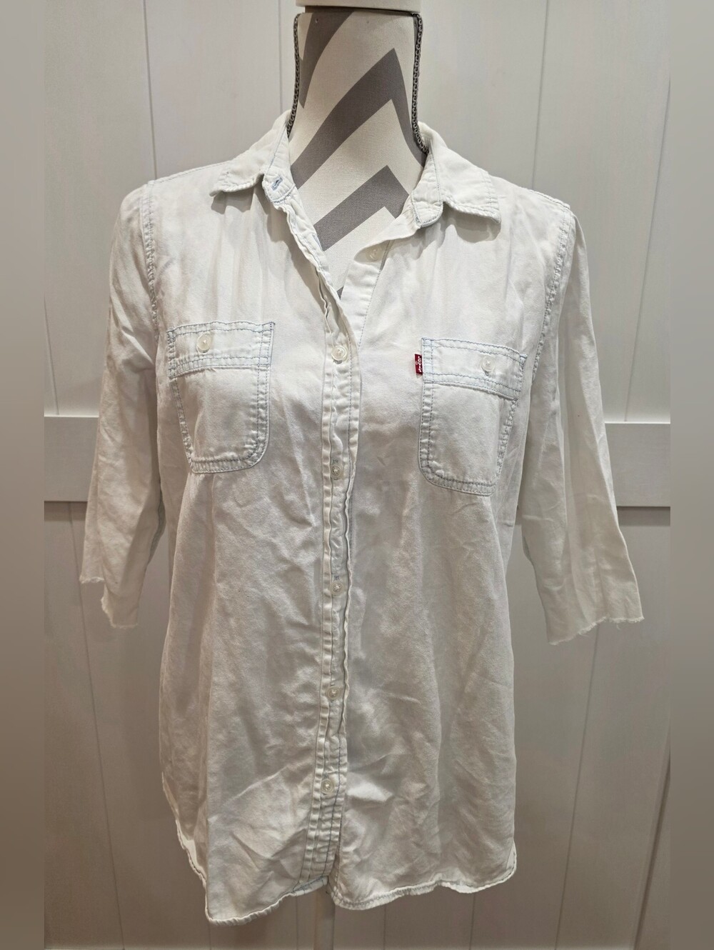 Levi's Women's White Relaxed Button-up *202 B4
